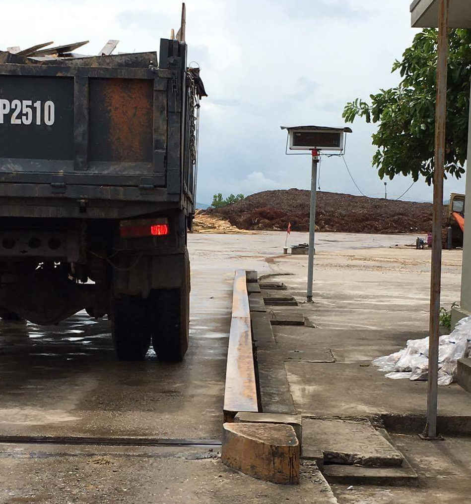 Tại trạm cân rác để tính tiền với chủ dự án