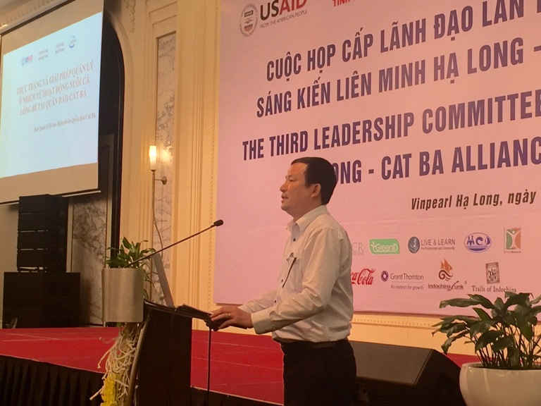 Ông Nguyễn Văn Tuân - Phó Chánh văn phòng BQL Di sản quần đảo Cát Bà đưa ra một số giải pháp quản lý ô nhiễm từ hoạt động nuôi cá lồng bè ở quần đảo Cát Bà tại cuộc lọp lần thứ 3 Liên minh Hạ Long - Cát Bà
