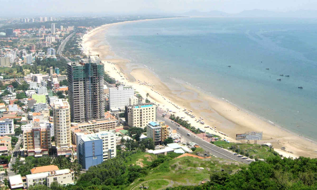 Thực hiện các giải pháp cân đối, hài hòa lợi ích khai thác kinh tế với bảo vệ môi trường vùng ven biển. Ảnh: MH