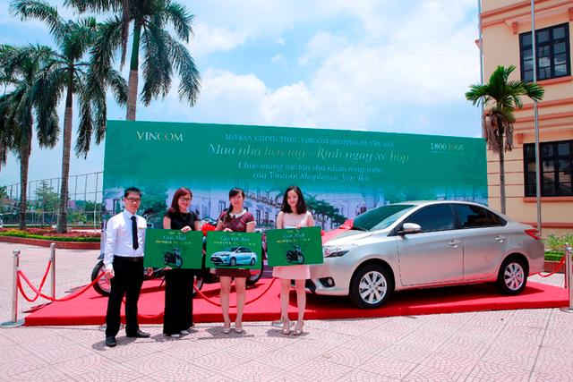 Các chủ nhân may mắn nhận được quà tặng có giá trị nhân dịp mở bán