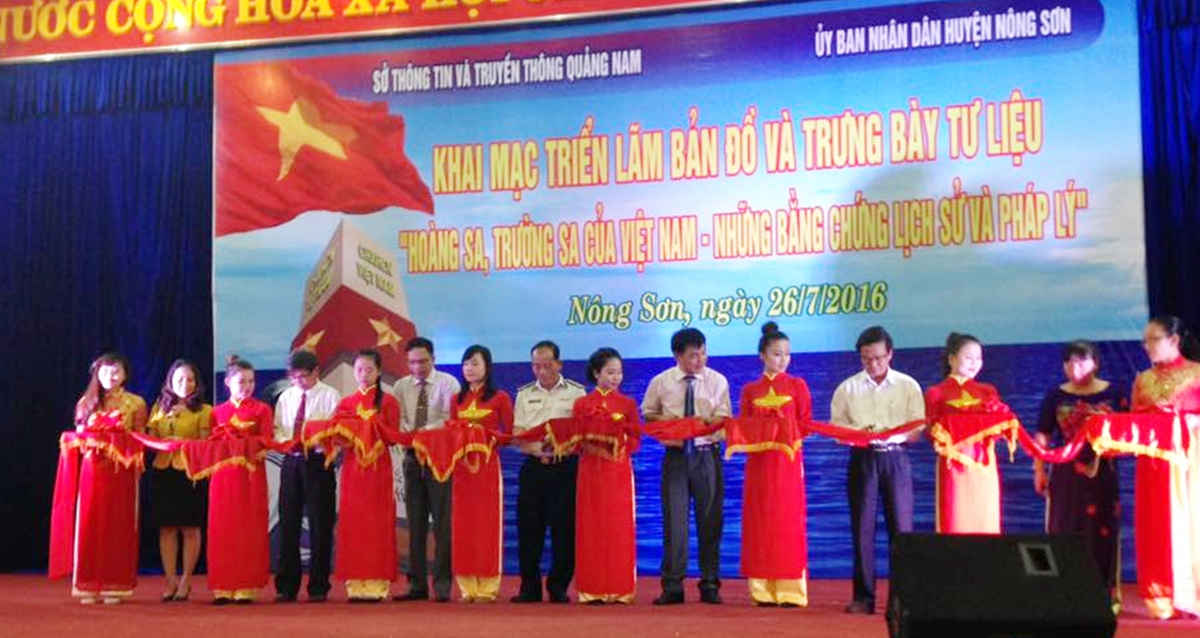 Các đại biểu cắt băng khai mạc triển lãm