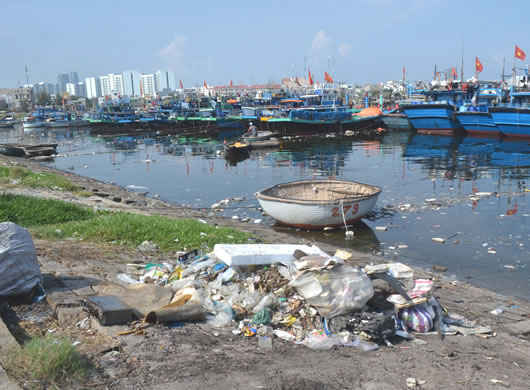 Chủ tịch UBND TP. Đà Nẵng Huỳnh Đức Thơ yêu cầu Sở Tài nguyên và Môi trường chỉ đạo các đơn vị trực thuộc kiểm tra, giám sát việc xử lý chất lượng nước thải sau xử lý của Công ty Thoát nước và Xử lý nước thải tại 8 cửa xả trước khi đổ vào âu thuyền Thọ Quang