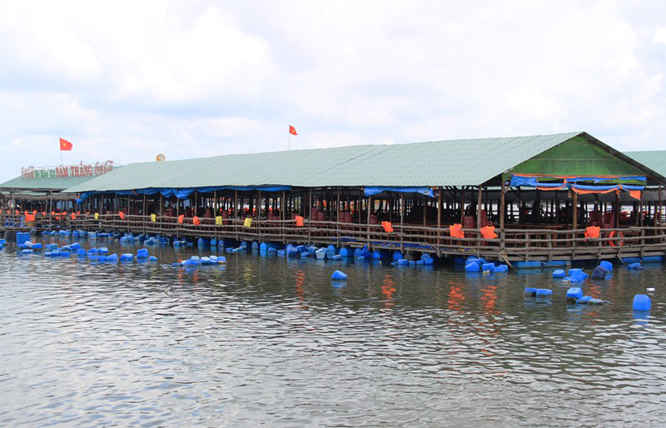 Kinh doanh ăn uống tự phát đang làm tăng nguy cơ ô nhiễm nguồn nước mặt trên các sông rất cao