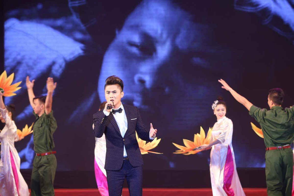 Du Thiên sở hữu giọng hát teno khỏe khoắn, trong sáng.