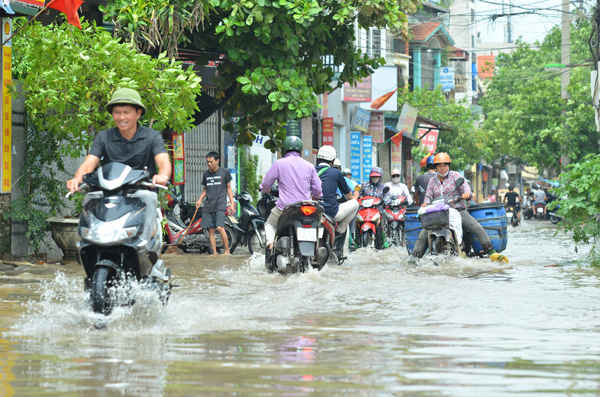 Do ảnh hưởng báo số 1, sau 2 ngày đoạn đường Tân Triều vẫn ngập sâu trong biển nước
