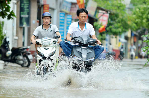 Có đoạn ngập sâu tới 40cm và rất nhiều ổ gà
