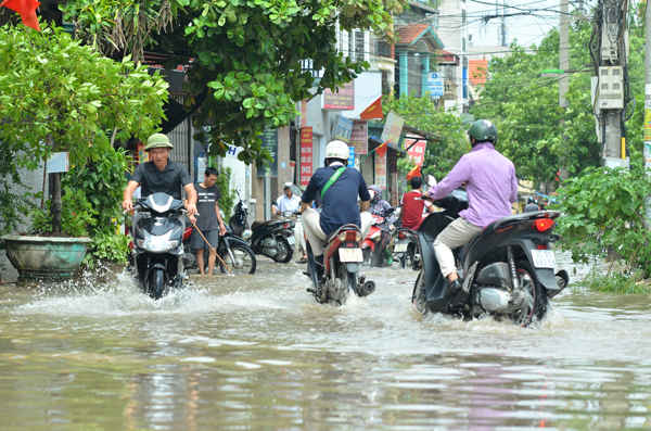Người dân lưu thông qua đoạn đường này gặp nhiều khó khăn
