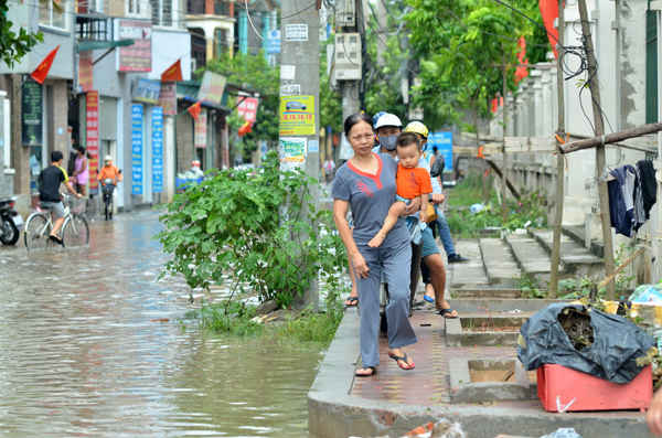 Đoạn đường ngập sâu, nhiều người phải di chuyển trên vỉa hè