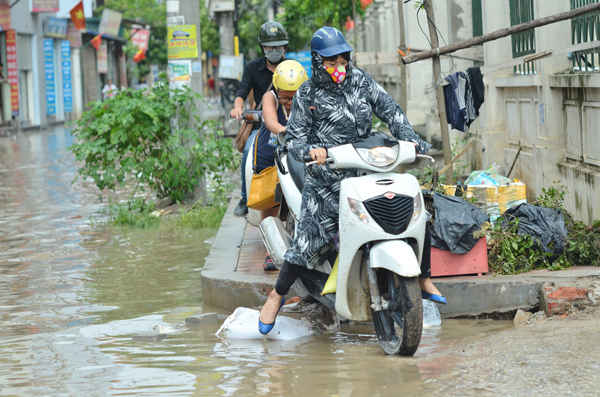Nhiều người phụ nữ di chuyển qua khu vực này đã bị ngã khi từ trên vỉa hè đi xuống đường