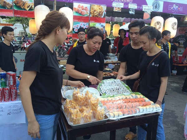 Du khách thưởng thức các món ăn đặc sản của Nhật Bản 