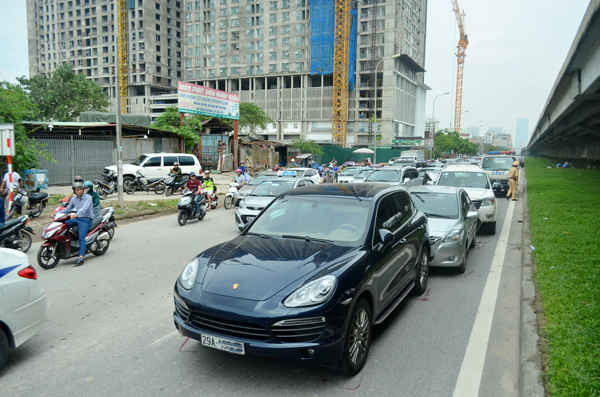 Khoảng 7h30 trên đường Nguyễn Xiển (Hà Nội) đoạn giáp danh giữa quận Thanh Xuân - quận Hoàng Mai - huyện Thanh Trì xảy ra vụ tai nạn liên hoàn 4 xe ô tô đâm nhau