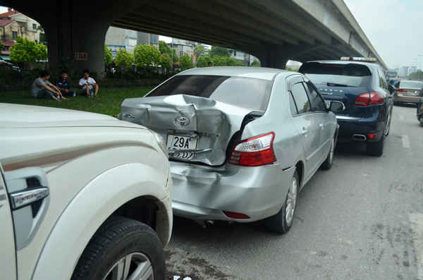 Chiếc xe vios bị đâm từ phía sau bẹp dúm phần đuôi