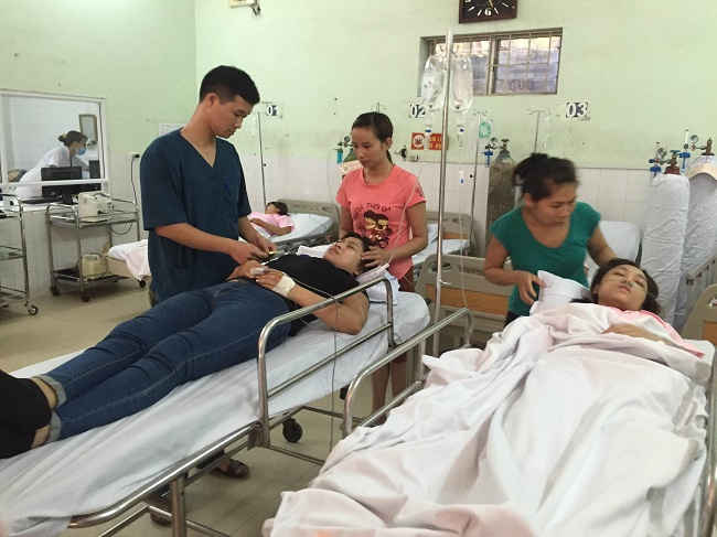 Các công nhân có triệu chứng bị ngộ độc được đưa tới bệnh viện kịp thời