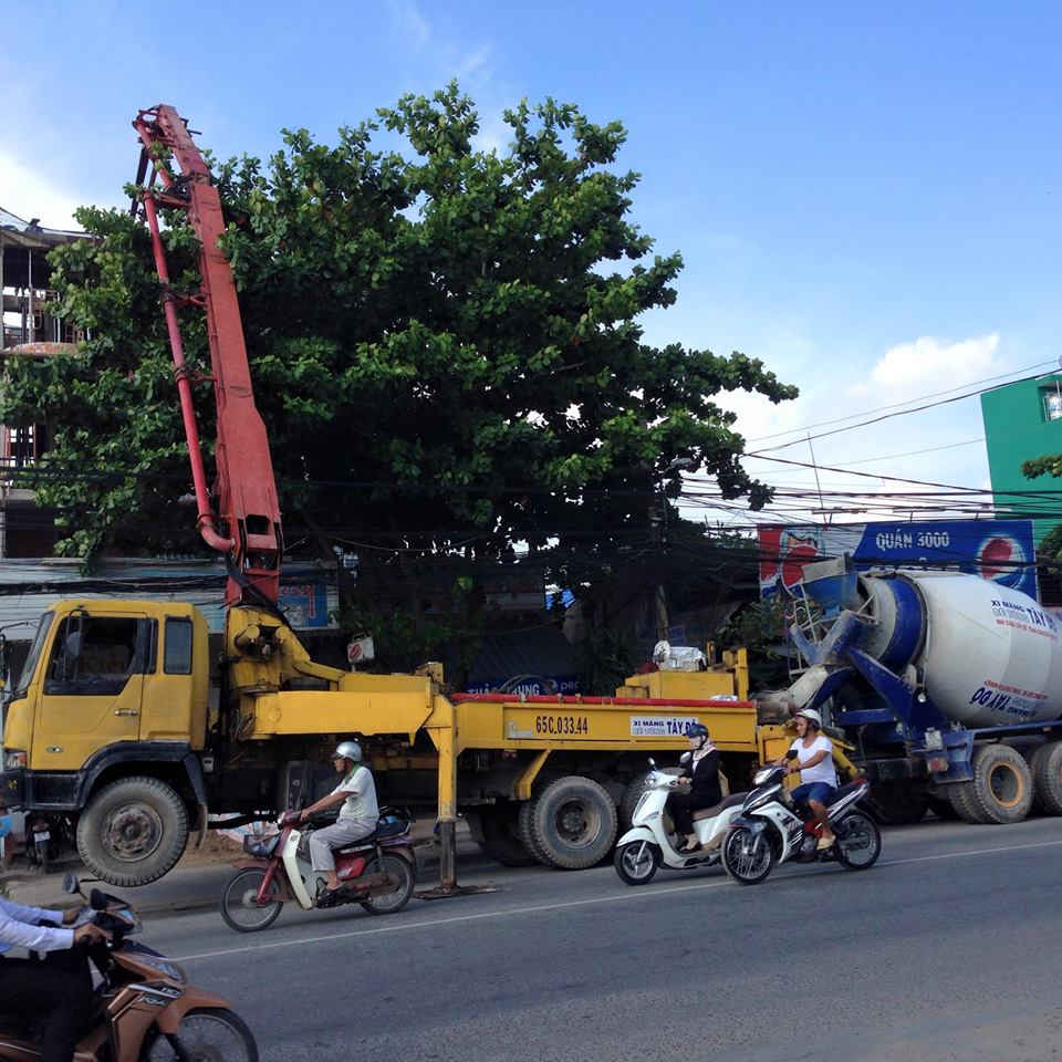 - Xe quá tải, quá khổ của bê tông xi măng Tây Đô “dàn trận” lấn hết nữa đường Cách mạng tháng 8, quận Bình Thủy, TP.Cần Thơ để bơm bê tông.