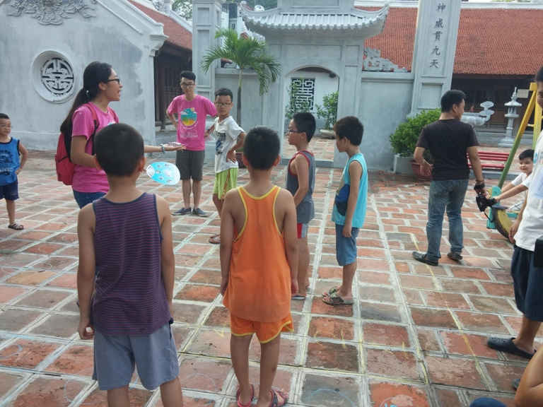 Sự thích thú của các em nhỏ khi vừa chơi vừa học với trò chơi “Bàn cá ngựa khổng lồ”