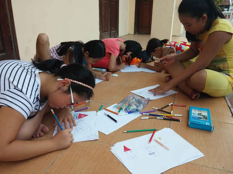 Các bạn nhỏ thỏa sức sáng tạo thể hiện quan điểm cá nhân thông qua các bức tranh