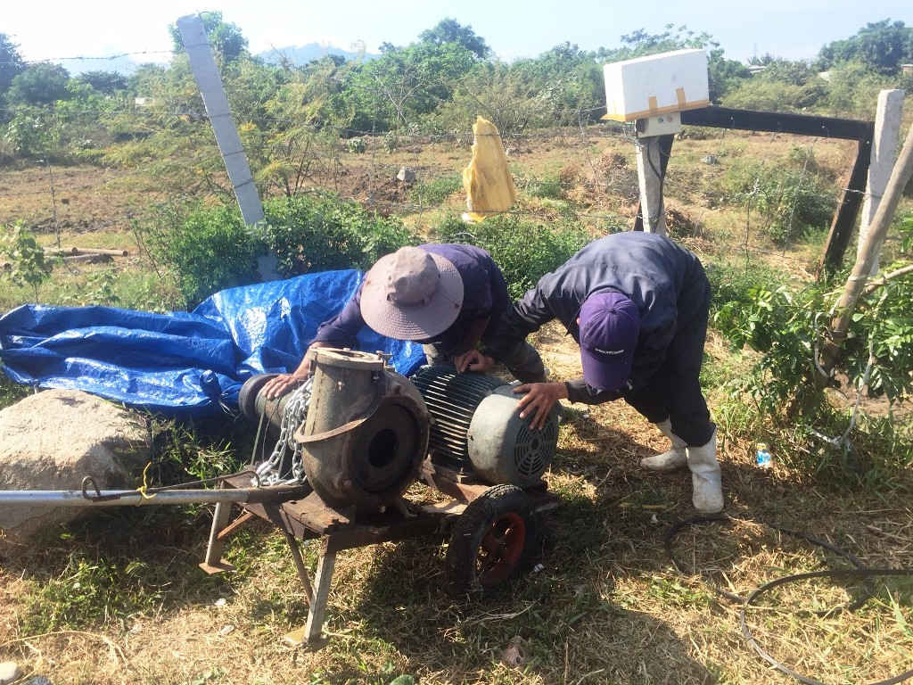 Tại hiện trường, lúc này có một máy bơm nước của trung tâm đang hoạt động, hút nước thải đen ngòm trong hồ chứa, bơm vào máng bê-tông