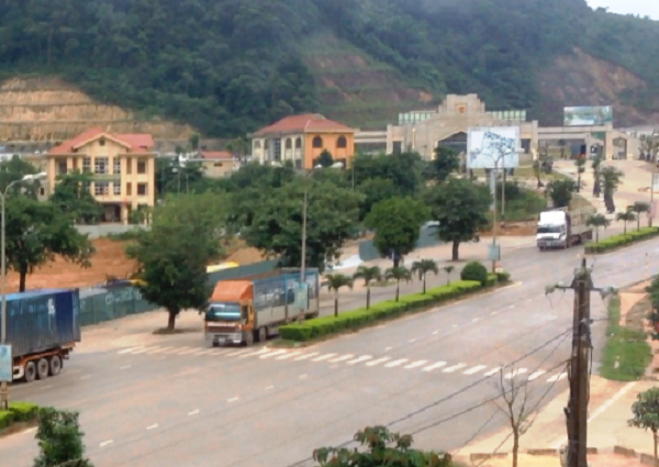 Mỗi ngày có hàng chục xe tải chở trâu, bò qua cửa khẩu
