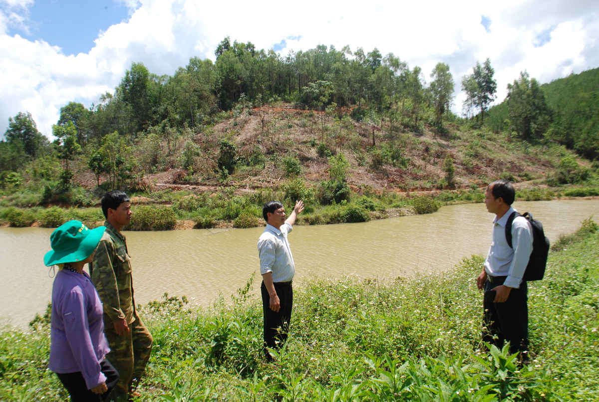 Sau khi nhận giao khoán trồng rừng, người dân đã đầu tư kinh phí đắp hồ, lấy nước phòng chống cháy rừng, bảo vệ rừng