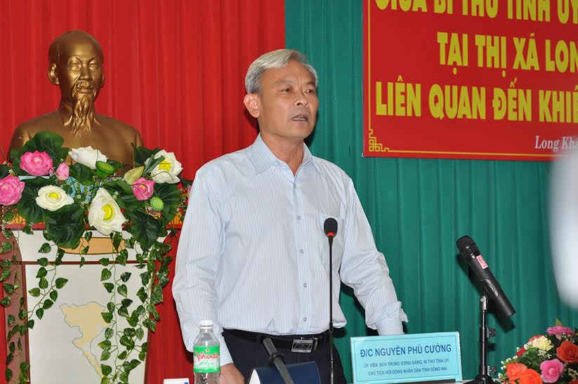 Ông Nguyễn Phú Cường - Ủy viên Trung ương Đảng, Bí thư Tỉnh ủy Đồng Nai đối thoại với người dân thị xã Long Khánh khiếu kiện về tranh chấp đất đai. 