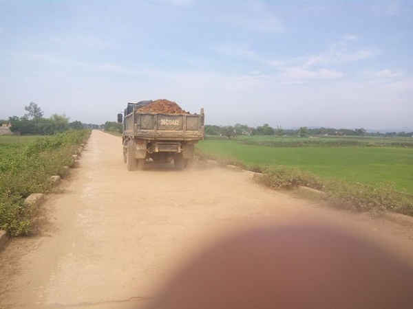 Xe chở đất không phủ bạt ngang nhiên chạy trên tuyến đê dân sinh.