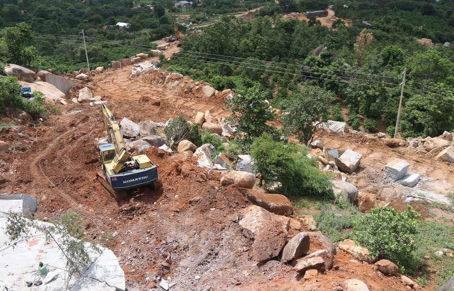 Công trường khai thác trái phép đá granit tại thôn 6 (xã Hòa Sơn)
