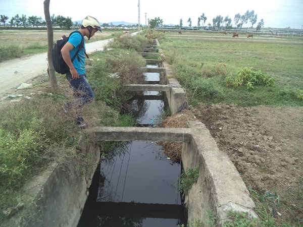 Nước rỉ rác từ bãi rác Đông Vinh đen ngòm, gây ô nhiễm môi trường nghiêm trọng