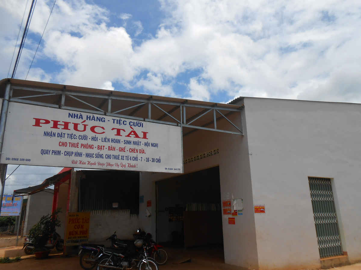 Ngôi nhà của ông Phạm Văn Tam do Phạm Văn Tài và nhiều người khác tham gia lợp mái trong suốt buổi sáng ngày 24/4/2015 - trùng thời điểm mà bị can Phạm Văn Tài bị cáo buộc tội phá rừng