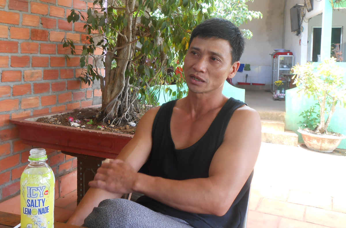 Ông Phạm Văn Tam (43 tuổi, trú thôn 2, xã Tân Thanh) khẳng định: “Vào ngày 24/4/2015 (tức ngày 6.3 âm lịch), cơ quan điều tra kết tội cháu Tài vào phá rừng từ 7h30 sáng đến 15h30 chiều là không đúng. Bởi sáng hôm đó, từ 7h cho đến quá 12h, nhà tôi lợp mái tôn quán ăn, tôi đã nhờ cháu Tài cùng 7-8 người trong thôn giúp lợp mái tôn, thì làm sao cháu Tài có hành vi phá rừng? 