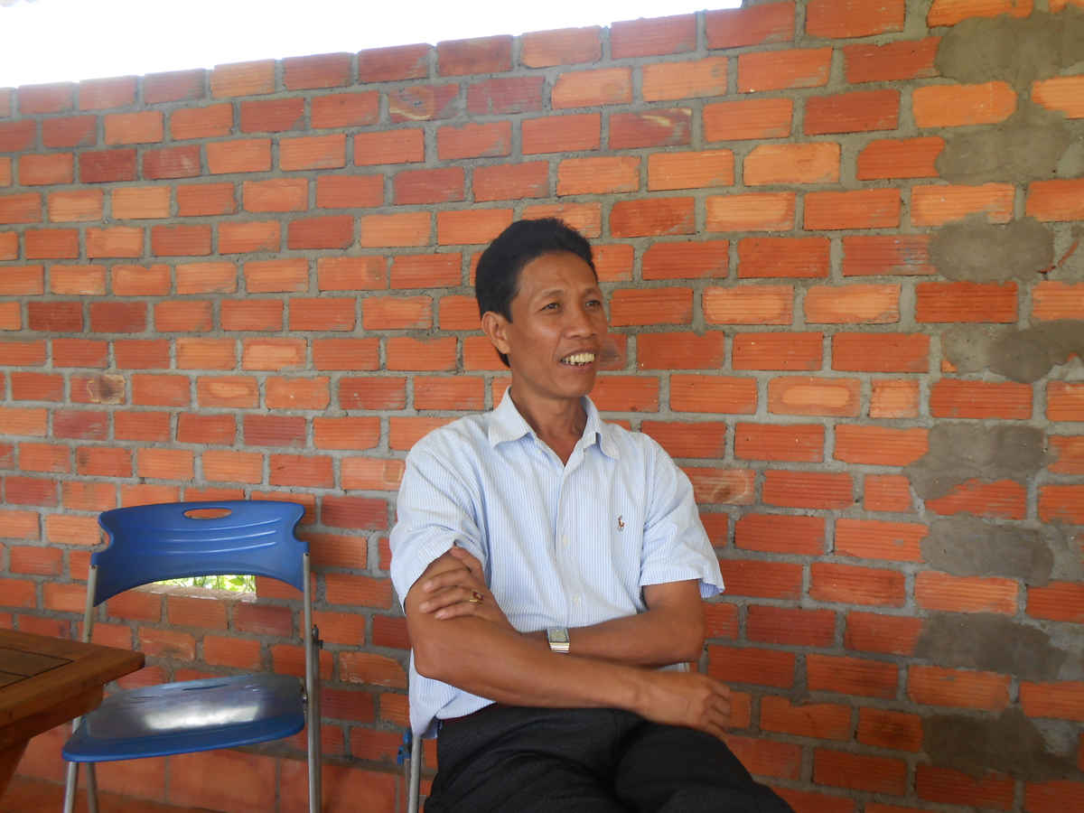 Ông Vũ Văn Lâm (51 tuổi, trú thôn 1, xã Tân Thanh) cho biết: “Hôm đó, chúng tôi cùng lợp mái tôn nhà anh Tam. Cháu Tài lúc thì lên bắn đinh trên mái tôn, khi xuống dưới phụ đưa từng tấm tôn lên mái… Có lúc, tôi còn sai cháu Tài đi mua đinh, vật liệu mang về”. 