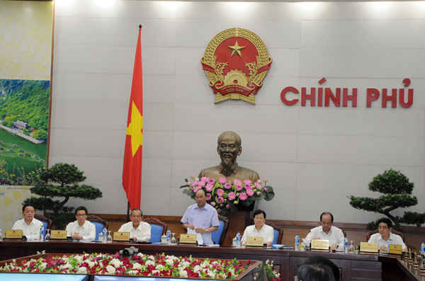 Thủ tướng Nguyễn Xuân Phúc cùng các Phó Thủ tướng: Trương Hòa Bình, Trịnh Đình Dũng, Vũ Đức Đam cùng các Bộ trưởng: Trần Hồng Hà, Mai Tiến Dũng chủ trì Hội nghị 