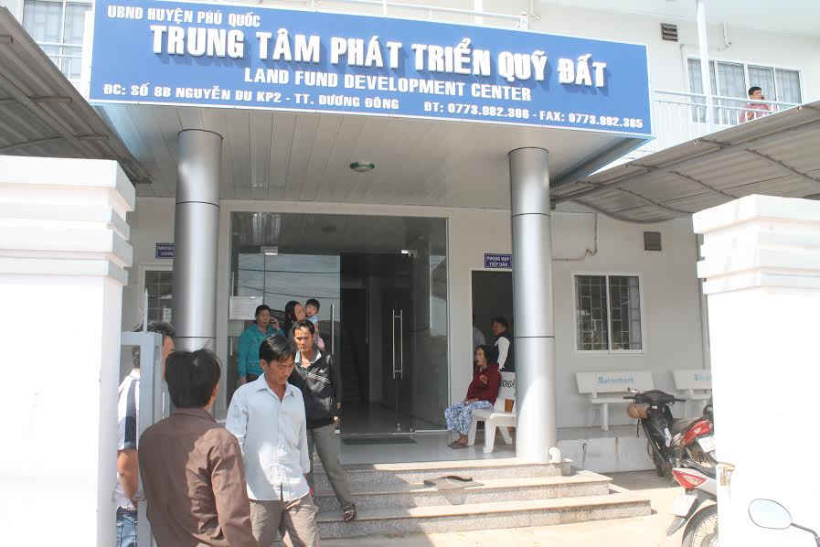 Người dân đến Trung tâm Phát triển Quỹ đất khiếu nại về chính sách bồi thường trong thu hồi đất.