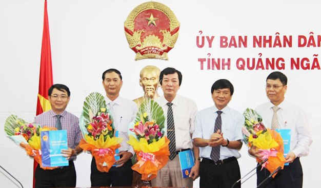 Phó Bí thư Tỉnh ủy, Chủ tịch UBND tỉnh Trần Ngọc Căng trao quyết định và tặng hoa chúc mừng các đồng chí được bổ nhiệm, điều động (Trong hình: Tân Giám đốc Sở Tài nguyên & Môi trường Đỗ Minh Hải đứng thứ hai, từ trái sang)