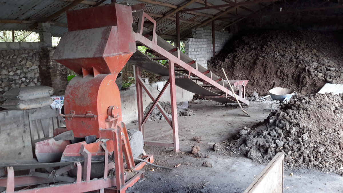Dây truyền sản xuất phân bón từ phân lợn được thu gom tại trại chăn nuôi