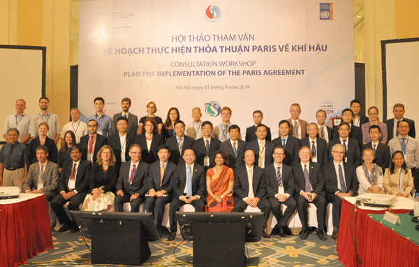 Các đại biểu dự Hội thảo chụp hình lưu niệm