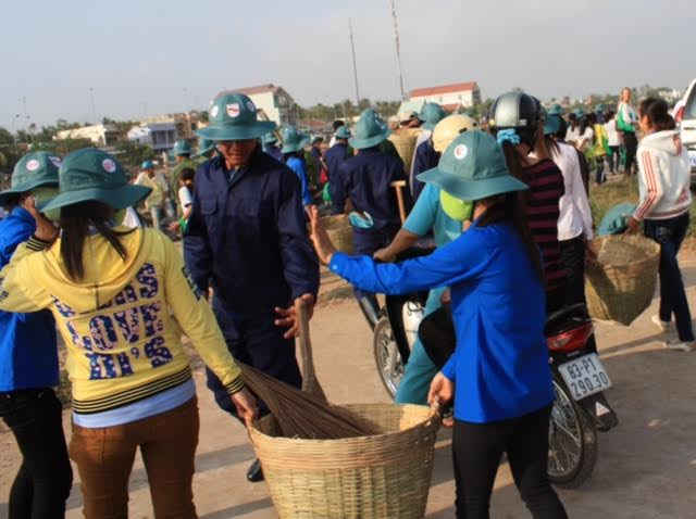 Lực lượng đoàn viên, người dân ra quân dẹp vệ sinh môi trường hưởng ứng Chiến dịch làm cho Thế giới sạch hơn năm 2015 trên địa bàn tỉnh Sóc Trăng.