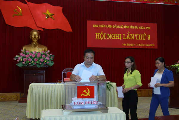 Các đại biểu bỏ phiếu bầu chức danh Bí thư Tỉnh ủy Yên Bái nhiệm kỳ 2015-2020