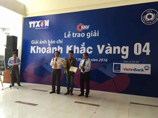 Ban tổ chức trao giải Huy chương vàng cho bộ ảnh 
