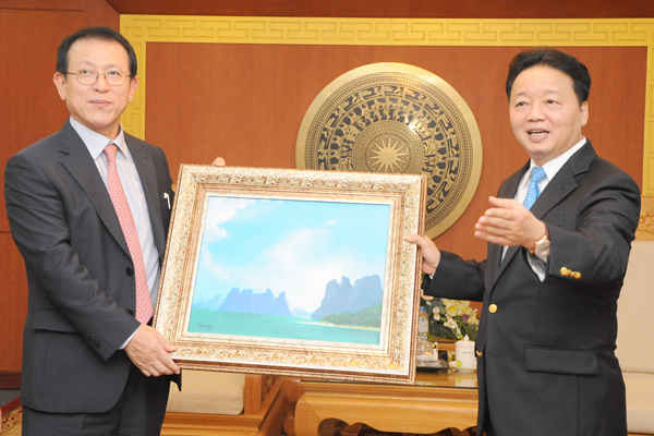 Chủ tịch Hội Môi trường Hàn Quốc tặng Bộ trưởng bức tranh Vịnh Hạ Long do một thành viên của Hội vẽ