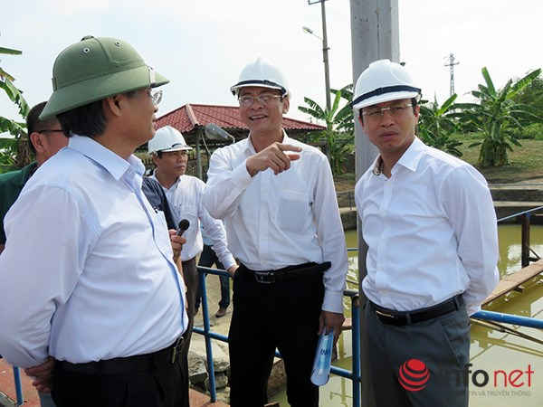 Ông Nguyễn Trường Ảnh, Giám đốc Công ty TNHH MTV Cấp nước Đà Nẵng báo cáo với Bí thư Thành ủy Nguyễn Xuân Anh và Phó Chủ tịch UBND TP Nguyễn Ngọc Tuấn về tình hình nhiễm mặn của nhà máy nước Cầu Đỏ do hoạt động của các nhà máy thủy điện ở thượng nguồn sông Vu Gia - Thu Bồn (Ảnh: HC)