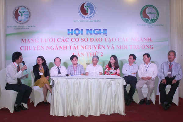 Các đại biểu tham gia tọa đàm tại Hội nghị