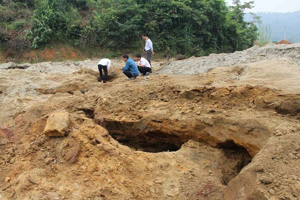 Khi thấy người lạ xuất hiện các “quặng tặc” liền nhanh chân bỏ trốn