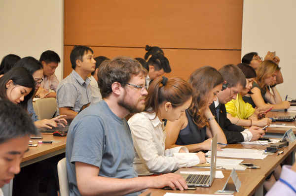 Các phóng viên nước ngoài tác nghiệp tại buổi họp báo chiều 18/10