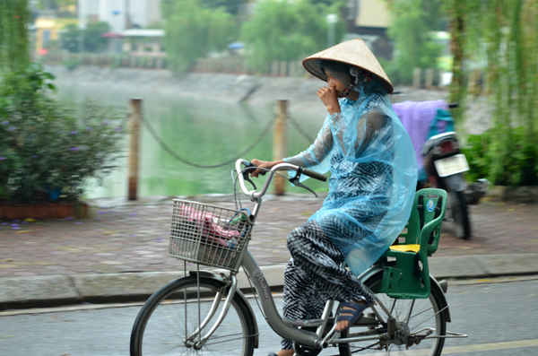 Người dân đi qua khu vực này phải bịt mũi và đi thật nhanh để tránh hít phải mùi hôi thối bốc lên từ ven hồ
