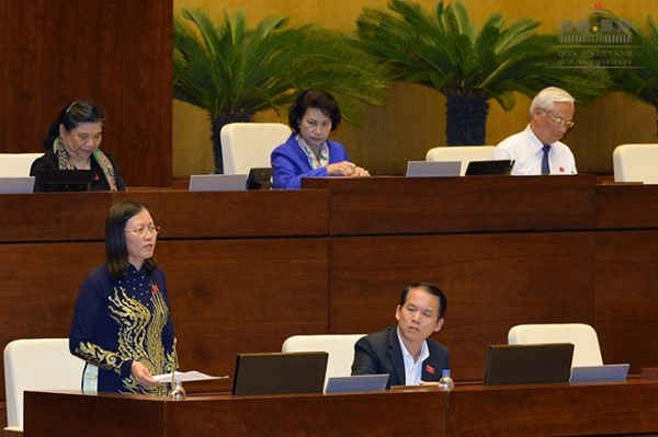 Chủ tịch Quốc hội Nguyễn Thị Kim Ngân điều hành phiên họp ngày 28/10. Trong ảnh, Chủ nhiệm Ủy ban tư pháp Lê Thị Nga làm rõ thêm các vấn đề đại biểu quan tâm. Ảnh chụp ngày 28/10. (Ảnh: Văn phòng Quốc hội)