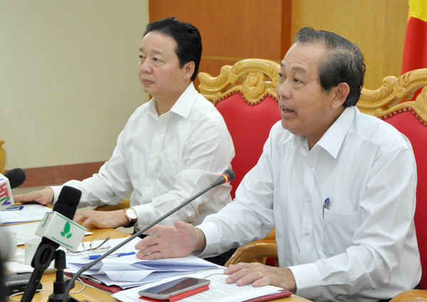 Phó Thủ tướng Trương Hòa Bình và Bộ trưởng Trần Hồng Hà tại hội nghị chiều 31/10 