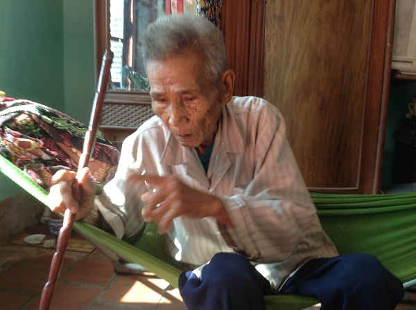 Cụ Nguyễn Hữu Cảnh đang trao đổi với phóng viên
