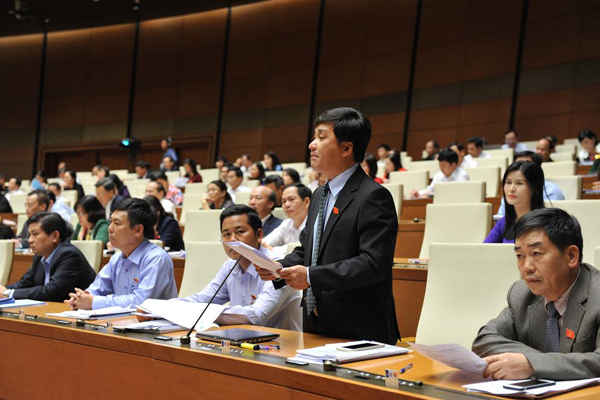 Đại biểu Dương Minh Tuấn - Phó Trưởng đoàn chuyên trách Đoàn ĐBQH tỉnh Bà Rịa - Vũng Tàu phát biểu tại phiên thảo luận tại Hội trường chiều 03/11. Ảnh: Quốc Khánh
