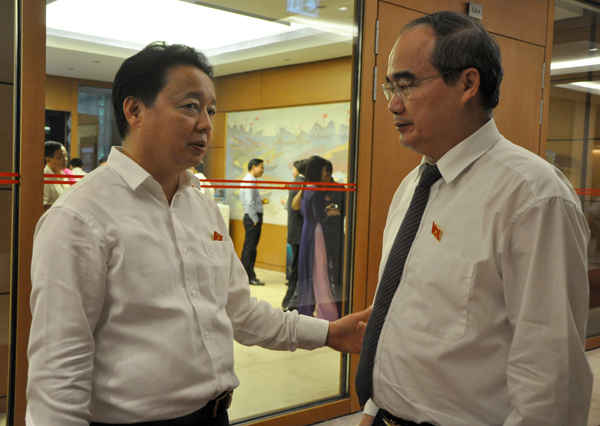 Chủ tịch Ủy ban T.Ư MTTQVN Nguyễn Thiện Nhân trao đổi với Bộ trưởng Bộ TN&MT Trần Hồng Hà bên hành lang Quốc hội ngày 21/10/2016. Ảnh: Việt Hùng