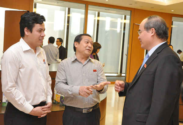 Chủ tịch MTTQVN Nguyễn Thiện Nhân trao đổi với các đại biểu bên hành lang Quốc hội chiều 03/11. Ảnh: Việt Hùng